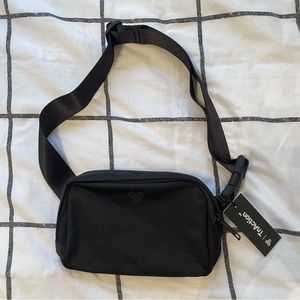 Aritzia TnAction On-The-Way Bag in Black